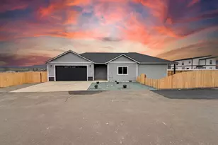 465 Arnos St, Talent, OR 97540 - Photo 1