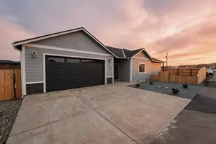 465 Arnos St, Talent, OR 97540 - Photo 2