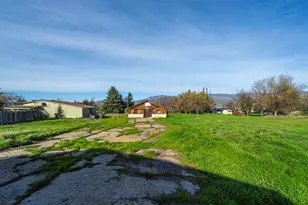 273 Theo Dr, Talent, OR 97540 - Photo 38