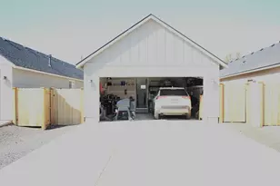 3288 NW 10th St, Redmond, OR 97756 - Photo 14