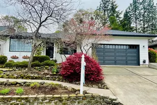 2446 Heritage Way, Medford, OR 97504 - Photo 4