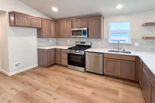 2830 NW Sterling Dr, Redmond, OR 97756 - Photo 4
