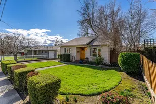 414 NE 11th St, Grants Pass, OR 97526 - Photo 2