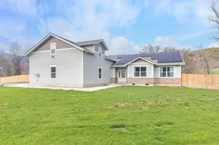 707 Wards Creek Rd, Rogue River, OR 97537 - Photo 2