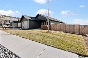 1168 W Ridge Dr, Klamath Falls, OR 97601 - Photo 2