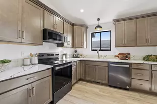 736 NE Oregon Ave, Grants Pass, OR 97526 - Photo 10