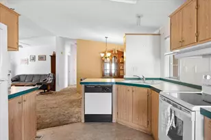 633 E Archwood Dr, Eagle Point, OR 97524 - Photo 10