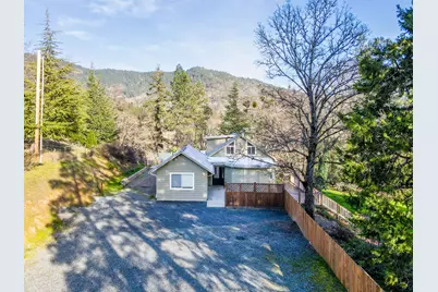 588 NW Scenic Drive, Grants Pass, OR 97526 - Photo 2
