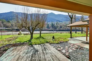 423 Fielder Ln, Grants Pass, OR 97526 - Photo 4