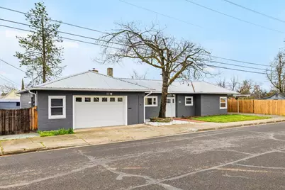 140 N 8th Street, Central Point, OR 97502 - Photo 2