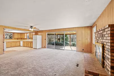 837 S Royal Avenue, Eagle Point, OR 97524 - Photo 2