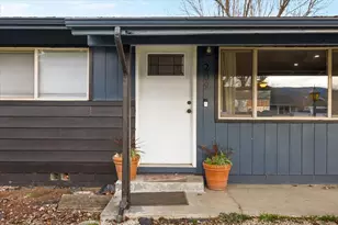 209 Corcoran Ln, Central Point, OR 97502 - Photo 2