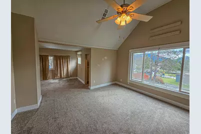 953 NE 9th Street, Grants Pass, OR 97526 - Photo 18