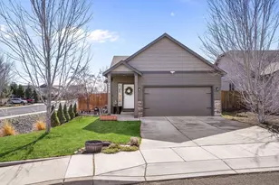 2748 NE 6th Dr, Redmond, OR 97756 - Photo 2