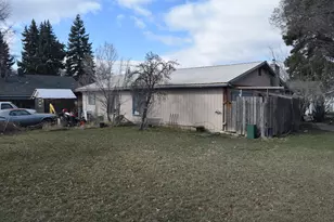 553 SW 12th St, Redmond, OR 97756 - Photo 2