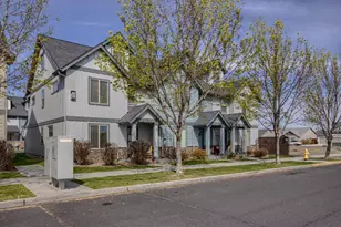 411 NW 25th St, Redmond, OR 97756 - Photo 4