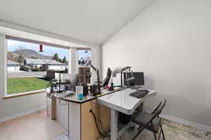 3053 Adams Cir, Medford, OR 97504 - Photo 8