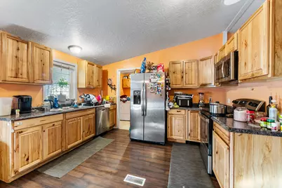 1570 S Peach Street #67, Medford, OR 97501 - Photo 4