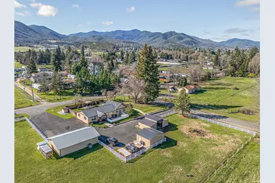 3985 Calhoun Road, Medford, OR 97501 - Photo 2