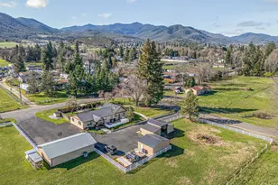 3985 Calhoun Rd, Medford, OR 97501 - Photo 2