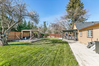 3985 Calhoun Road, Medford, OR 97501 - Photo 12