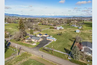 3985 Calhoun Road, Medford, OR 97501 - Photo 4