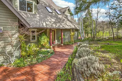 523 Strawberry Lane, Ashland, OR 97520 - Photo 4