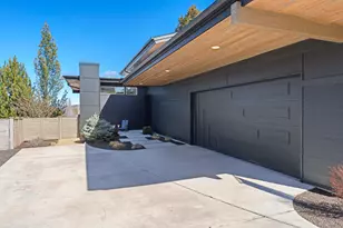 20640 Cougar Peak Dr, Bend, OR 97702 - Photo 2