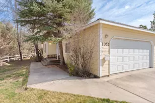 1052 NE Francis Ct, Bend, OR 97701 - Photo 2