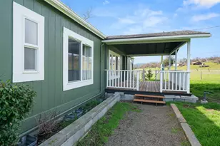 533 Chateau Dr, Eagle Point, OR 97524 - Photo 4