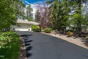 60749 Golf Village Loop, Bend, OR 97702 - Photo 4