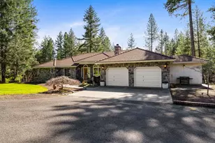 313 Eagle Ridge Dr, Grants Pass, OR 97526 - Photo 2