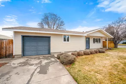 806 NW 8th Street, Redmond, OR 97756 - Photo 2