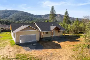 587 E Forks Cir, Cave Junction, OR 97523 - Photo 4