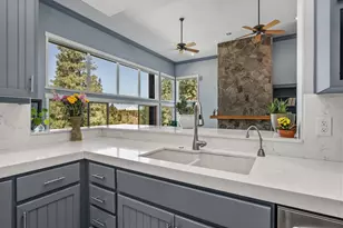 69205 Hawksflight Dr, Sisters, OR 97759 - Photo 14