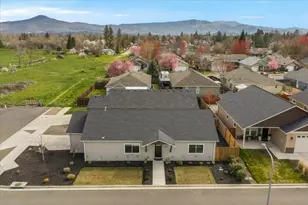 305 Moody Ln, Medford, OR 97501 - Photo 24