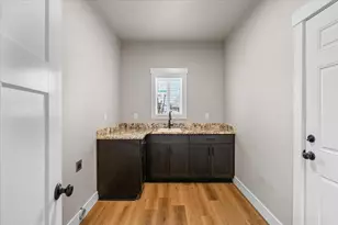 305 Moody Ln, Medford, OR 97501 - Photo 12