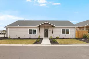 305 Moody Ln, Medford, OR 97501 - Photo 4