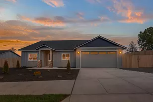 582 SW H St, Madras, OR 97741 - Photo 2