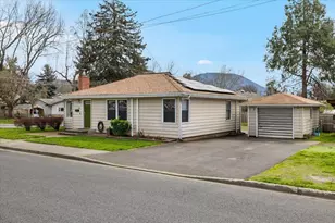 442 NE Baker Dr, Grants Pass, OR 97526 - Photo 4