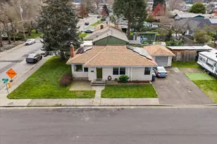 442 NE Baker Dr, Grants Pass, OR 97526 - Photo 22
