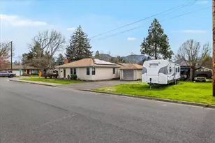 442 NE Baker Dr, Grants Pass, OR 97526 - Photo 18