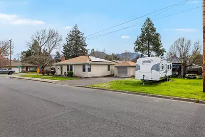 442 NE Baker Drive, Grants Pass, OR 97526 - Photo 2