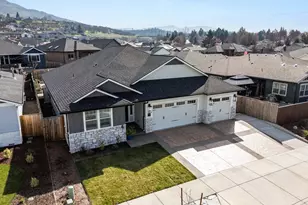 2820 Caldera Ln, Medford, OR 97504 - Photo 2