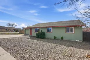 3302 SW Reindeer Ave, Redmond, OR 97756 - Photo 2
