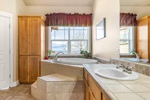 3130 N W Colonial Dr, Bend, OR 97703 - Photo 28