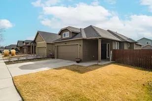 2745 NE Aldrich Ave, Bend, OR 97701 - Photo 2