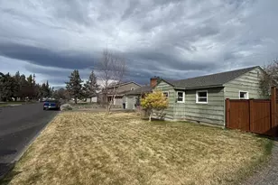 930 NW Canyon Dr, Redmond, OR 97756 - Photo 2