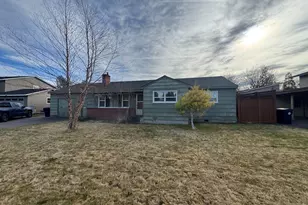 930 NW Canyon Dr, Redmond, OR 97756 - Photo 1