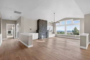 3122 N W Colonial Dr, Bend, OR 97703 - Photo 4